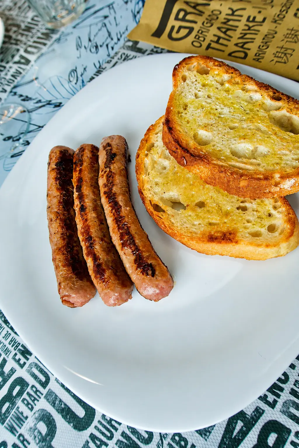 Salsicce di pollo con pane tostato